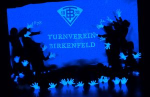 tv-birkenfeld-abt-kinderturnen-weihnachtsfeier-haende-schwarzlicht-kw-50-16